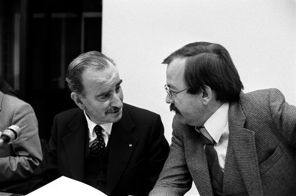 Minister Van der Klaauw (Buitenlandse Zaken) en Commissielid Ter Beek (r), Bestanddeelnr 930-5708