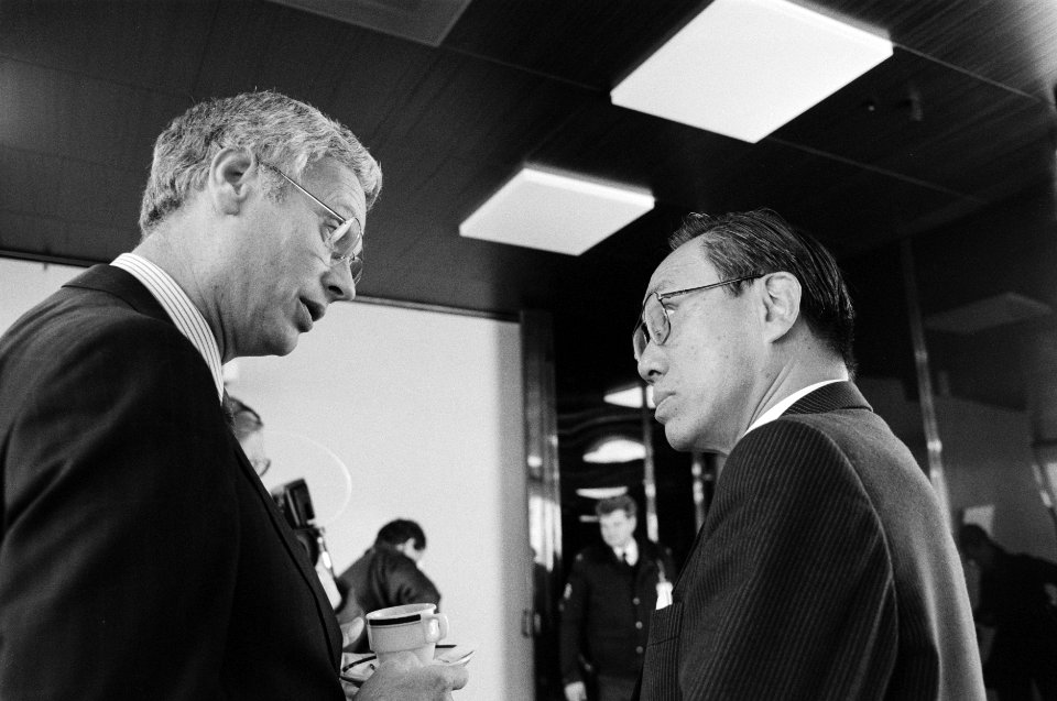 Minister Van den Broek in gesprek met de ambassadeur van Japan Tadashi Otaha, Bestanddeelnr 934-4080