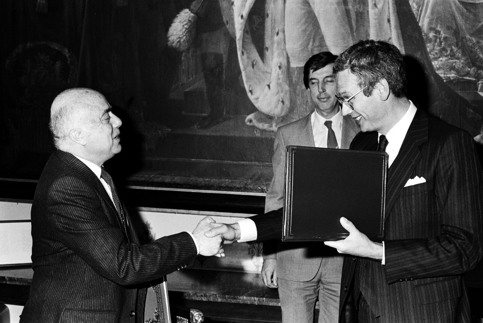 Minister Van den Broek (Buitenlandse Zaken) (r) en de Marokkaanse minister Larak, Bestanddeelnr 932-5113