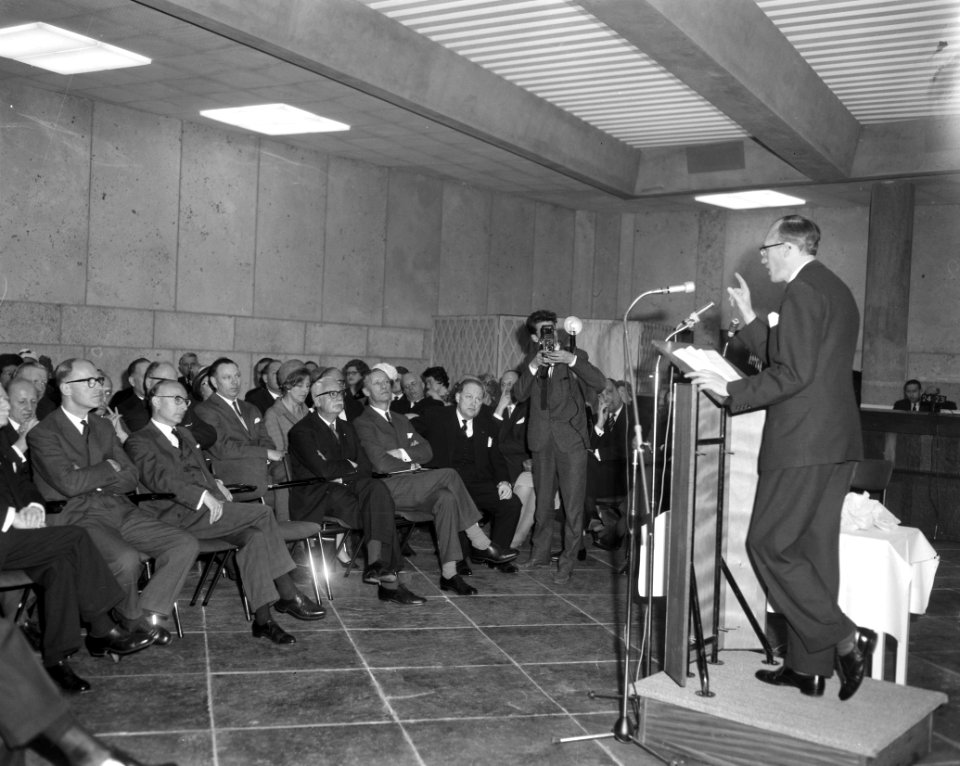 Minister van Financien prof mr H J Witteveen nieuwe kantoor van de spaarbank, Bestanddeelnr 916-3415