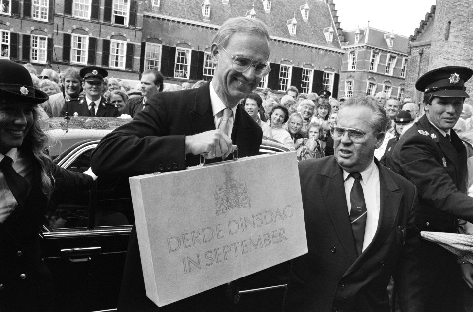 Minister van Financiën Onno Ruding met het miljoenenkoffertje op het Binnenhof, Bestanddeelnr 934-5020