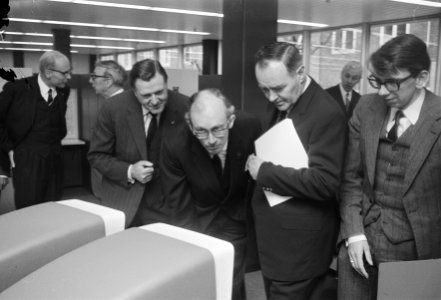 Minister van Financiën Witteveen buigt zich over een computerscherm, tweede van…, Bestanddeelnr 924-4285
