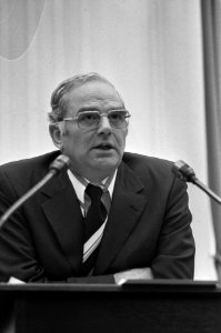 Minister Van der Stee (Landbouw) achter het spreekgestoelte, Bestanddeelnr 926-8599