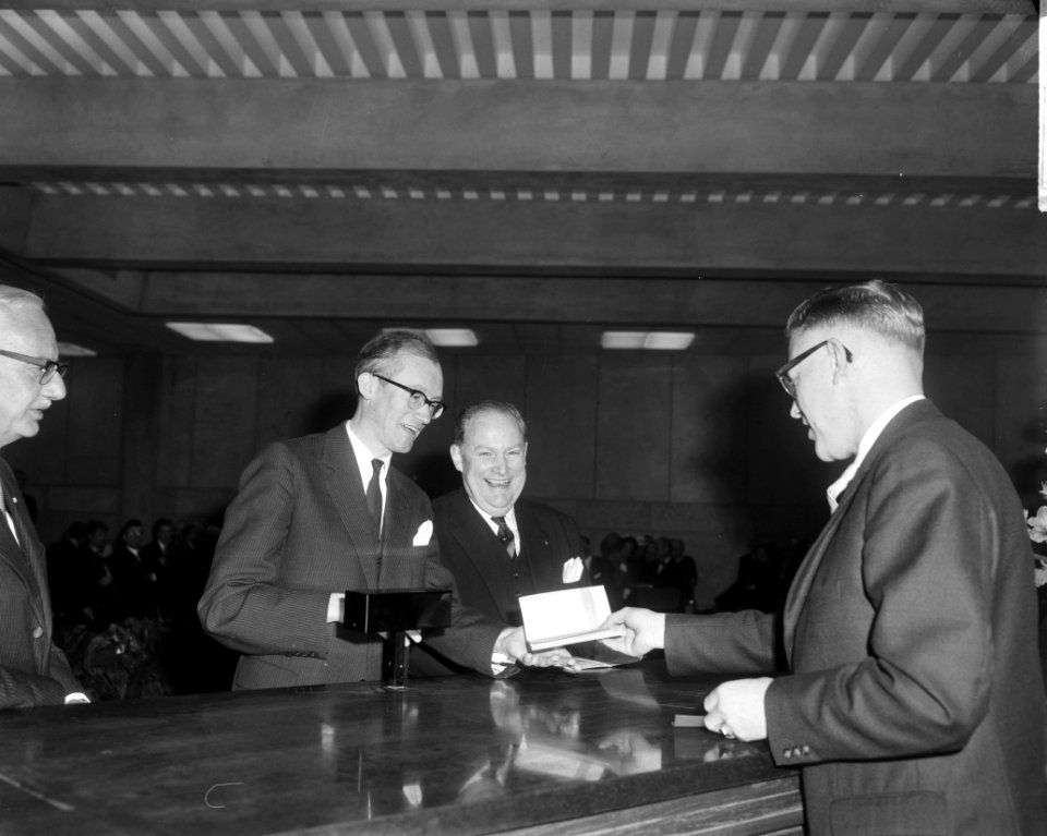 Minister van Financien prof. mr. H. J. Witteveen nieuwe kantoor van de spaarbank, Bestanddeelnr 916-3414