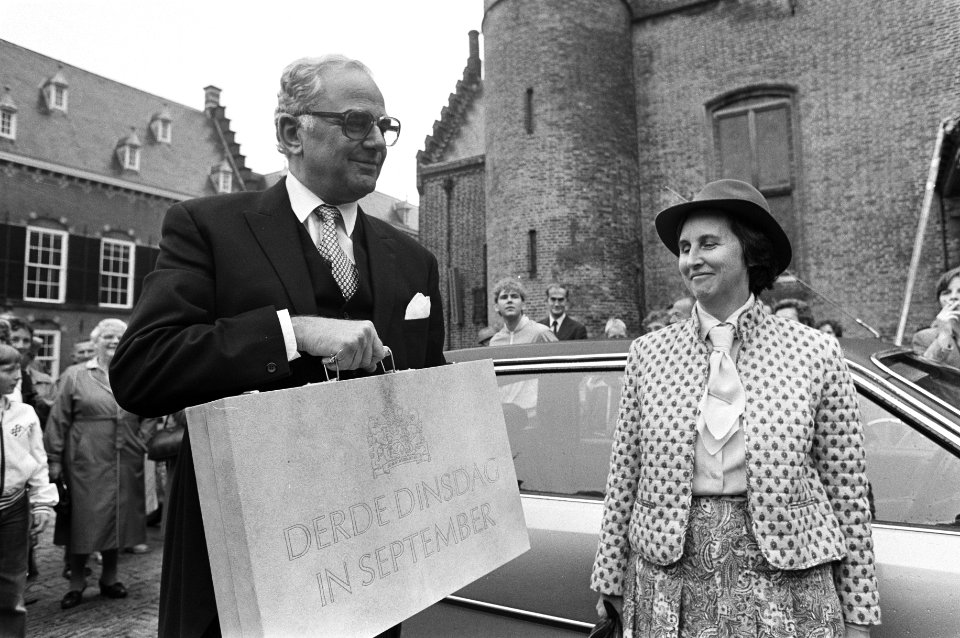 Minister Van der Stee (Financiën) met het koffertje op het Binnenhof rechts v, Bestanddeelnr 931-6844