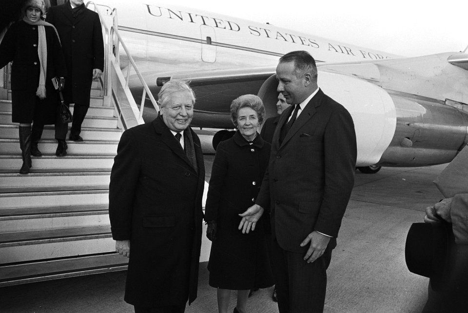 Minister van Financien David Kennedy van USA arriveert op Schiphol minister Ken, Bestanddeelnr 924-0655