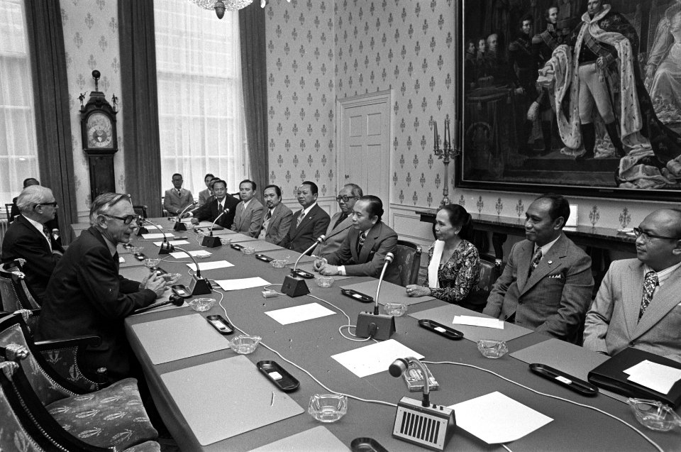 Minister Van der Stoel ontvangt Indonesische delegatie op ministerie Buitenlands, Bestanddeelnr 928-1571
