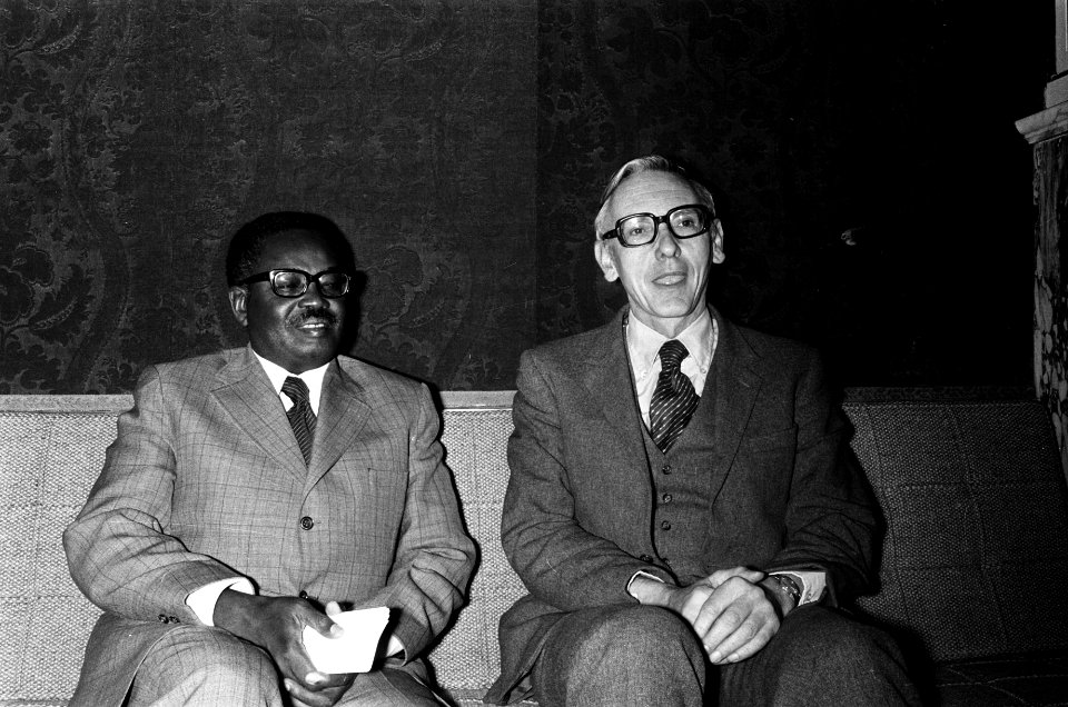 Minister Van der Stoel ontvangt A Neto (MPLA) op ministerie van BZ in Den Haag , Bestanddeelnr 927-8486