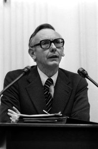 Minister Van der Stoel achter het spreekgestoelte, Bestanddeelnr 926-8598