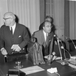 Minister van Justitie Samkalden en minister president Cals achter de regeringsta, Bestanddeelnr 918-4337