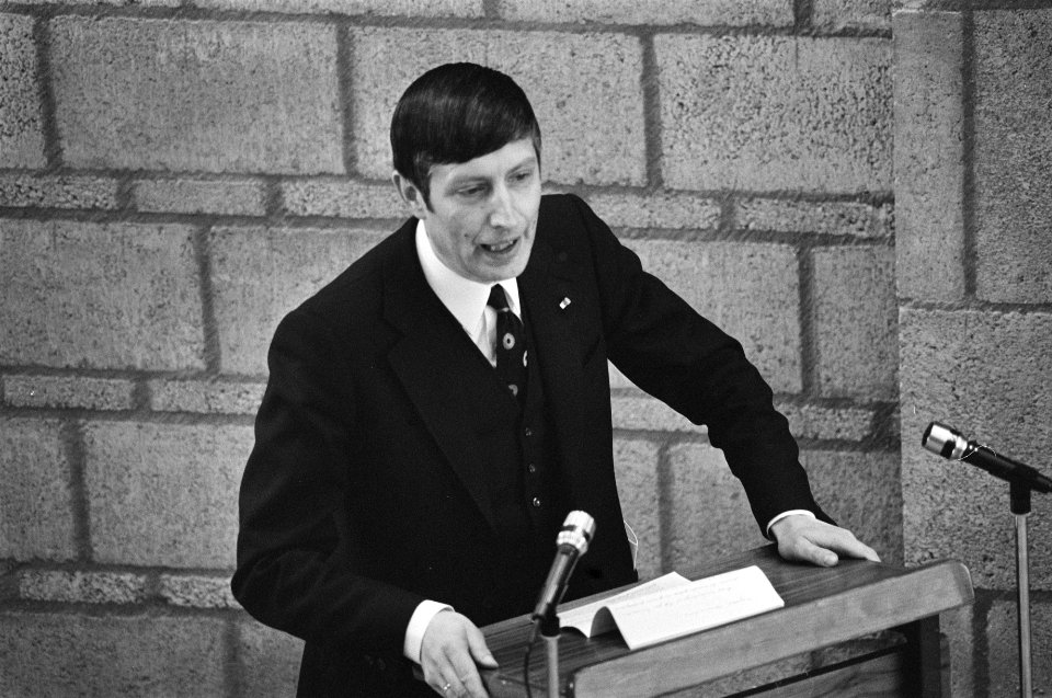 Minister van Justitie Van Agt aan het woord tijdens de opening van het nieuwe pa, Bestanddeelnr 927-7748