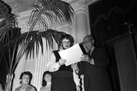 Minister van Cultuur, Recreatie en Maatschappelijk Werk Van Doorn reikt prijzen , Bestanddeelnr 929-0575