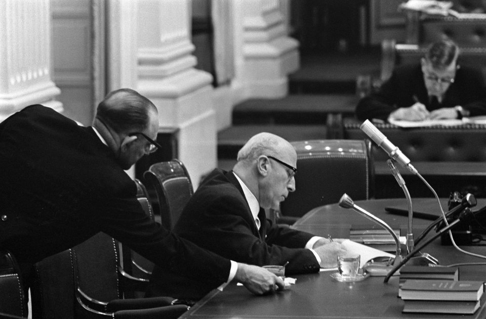 Minister van Justitie Ivo Samkalden achter de regeringstafel, Bestanddeelnr 919-6394
