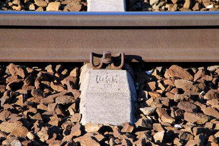 Sill train stones
