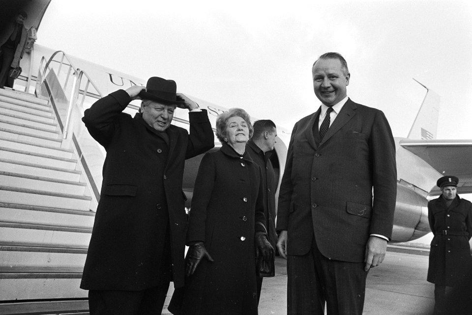 Minister van Financien David Kennedy van USA arriveert op Schiphol v.l.n.r. min, Bestanddeelnr 924-0657