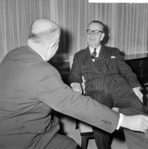 Minister van Buitenlandse Zaken van Turkije Erkin op Schiphol (rechts) in gespre, Bestanddeelnr 917-3341