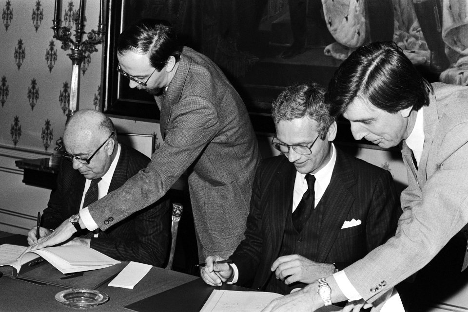 Minister Van den Broek (Buitenlandse Zaken) (r) en de Marokkaanse minister Larak, Bestanddeelnr 932-5112