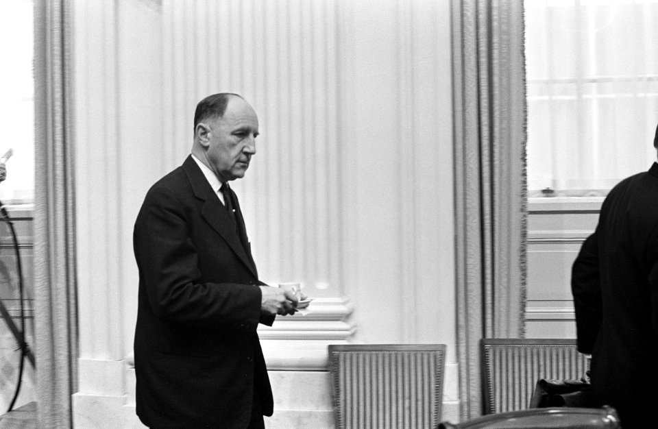Minister van Buitenlandse Zaken Joseph Luns (KVP) bij de regeringstafel, Bestanddeelnr 919-6771