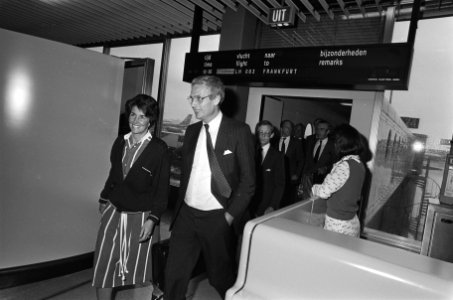 Minister Van den Broek terug uit Zuid Afrika op Schiphol met echtgenote, Bestanddeelnr 933-4118