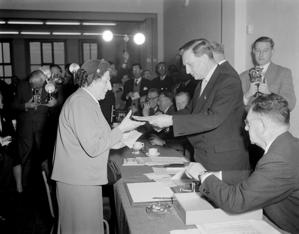 Minister Suurhoff reikt eerste ouderdomswet uit, Bestanddeelnr 908-2187