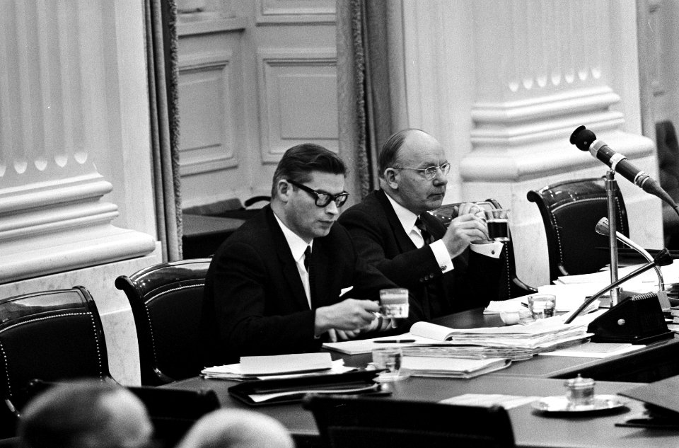 Minister van Financiën Vondeling en zijn staatssecretaris Hoefnagels bij het dri, Bestanddeelnr 918-4864