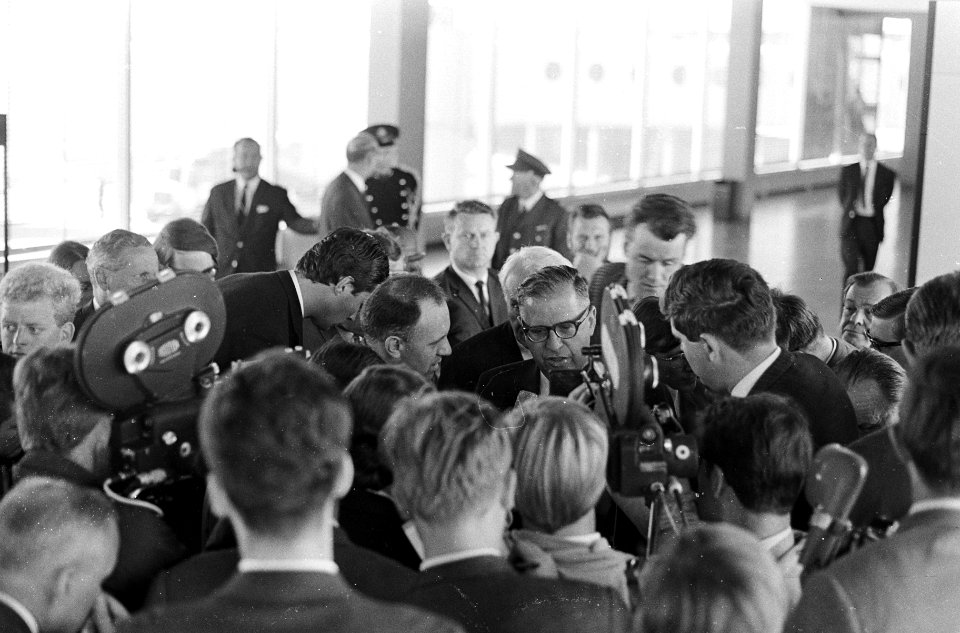 Minister van Buitenlandse Zaken van Israel Abba Eban (kop) even op Schiphol, Min, Bestanddeelnr 920-3883