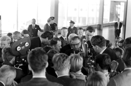 Minister van Buitenlandse Zaken van Israel Abba Eban (kop) even op Schiphol, Min, Bestanddeelnr 920-3883