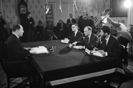 Minister van Buitenlandse Zaken Joseph Luns wordt ondervraagd door Ferry Hoogend, Bestanddeelnr 913-4995