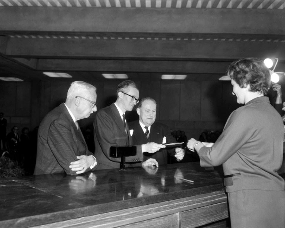 Minister van Financien prof mr H J Witteveen nieuwe kantoor van de spaarbank, Bestanddeelnr 916-3416