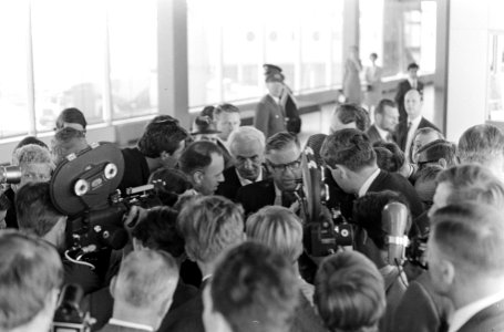 Minister van Buitenlandse Zaken van Israel Abba Eban (kop) even op Schiphol, Bestanddeelnr 920-3884