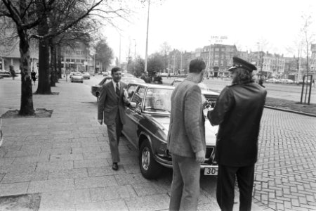 Minister Van Agt (in Rotterdam voor AR-partijraad) wordt net niet bekeurd voor f, Bestanddeelnr 929-1648