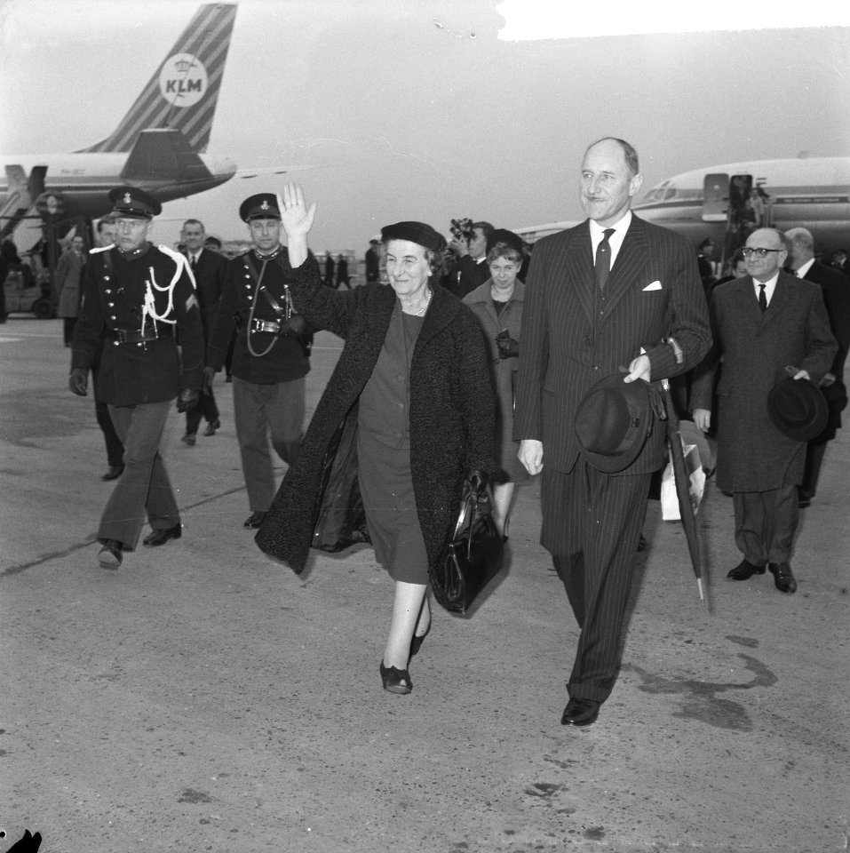 Minister van Buitenlandse Zaken van Israel mevrouw Golda Meir in Nederland aange, Bestanddeelnr 916-0900