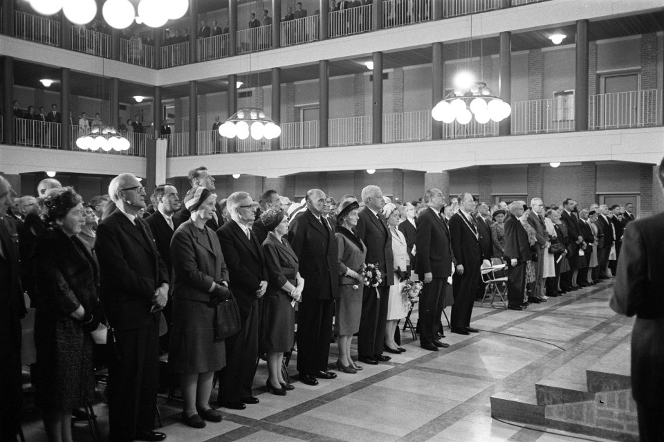 Minister van Binnenlandse Zaken mr Toxopeus opende nieuw stadhuis te Hengelo M, Bestanddeelnr 915-4965