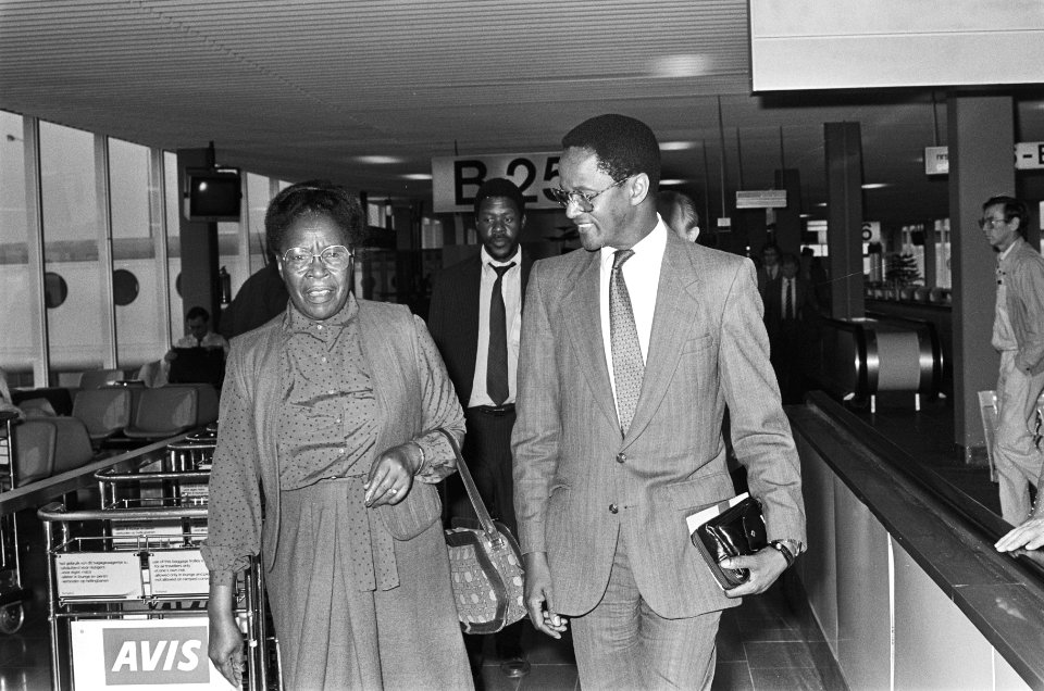 Minister van Buitenlandse Zaken van Botswana, mevrouw Chiepe, wordt op Schiphol , Bestanddeelnr 933-4207