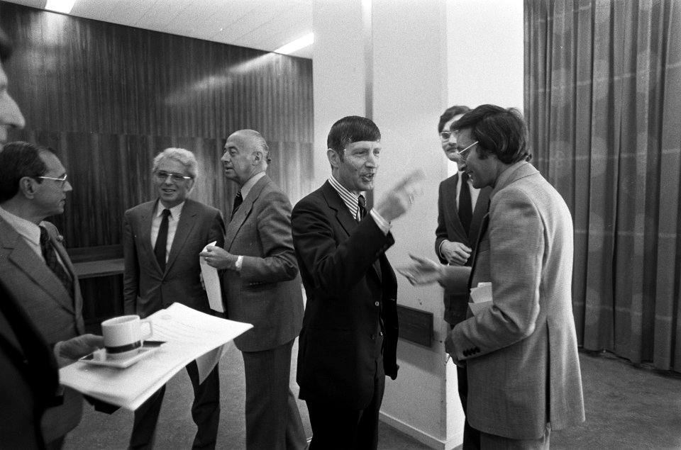 Minister Van Agt in gesprek met andere deelnemers aan het symposium geheel rech, Bestanddeelnr 927-9922