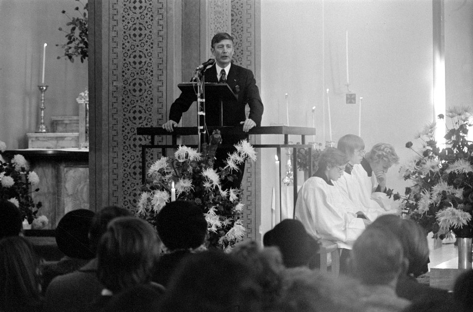 Minister Van Agt op de kansel in Zoetermeer, Bestanddeelnr 928-8624