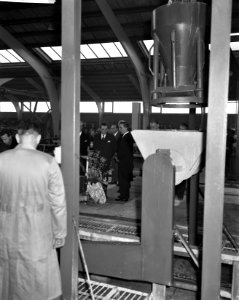 Minister Van Aartsen opent nieuwe fabriek aan Hemweg, Bestanddeelnr 913-4025