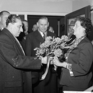 Minister van Aartsen biedt eerste sleutel aan flatbewoners te Rotterdam, Bestanddeelnr 913-2904