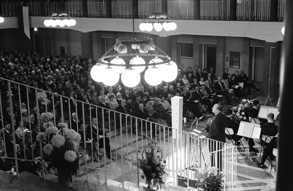 Minister van Binnenlandse Zaken mr Toxopeus opende nieuw stadhuis te Hengelo O, Bestanddeelnr 915-4956