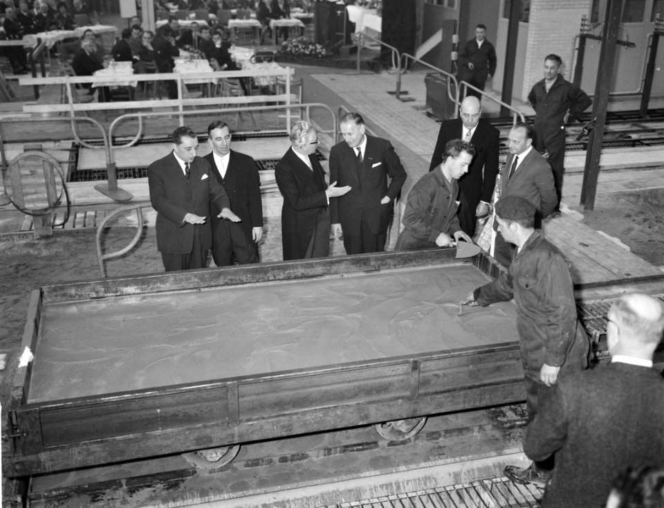 Minister Van Aartsen opent nieuwe fabriek aan Hemweg Minister Van Aartsen kijkt, Bestanddeelnr 913-4027