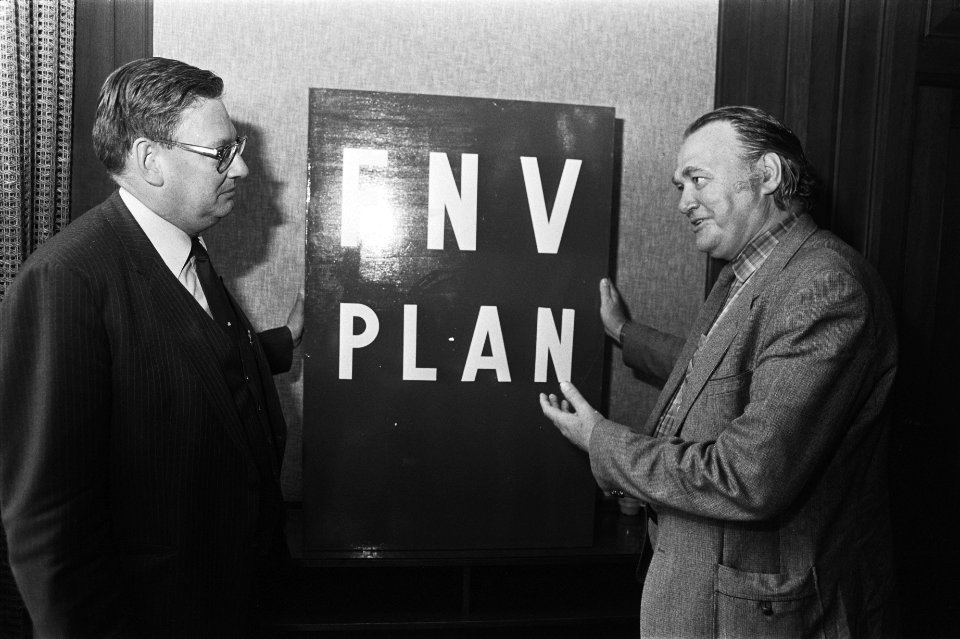 Minister Van Aardenne ontvangt FNV-plan i.v.m. 1 juli kortingen van Herman Bode, Bestanddeelnr 932-9795
