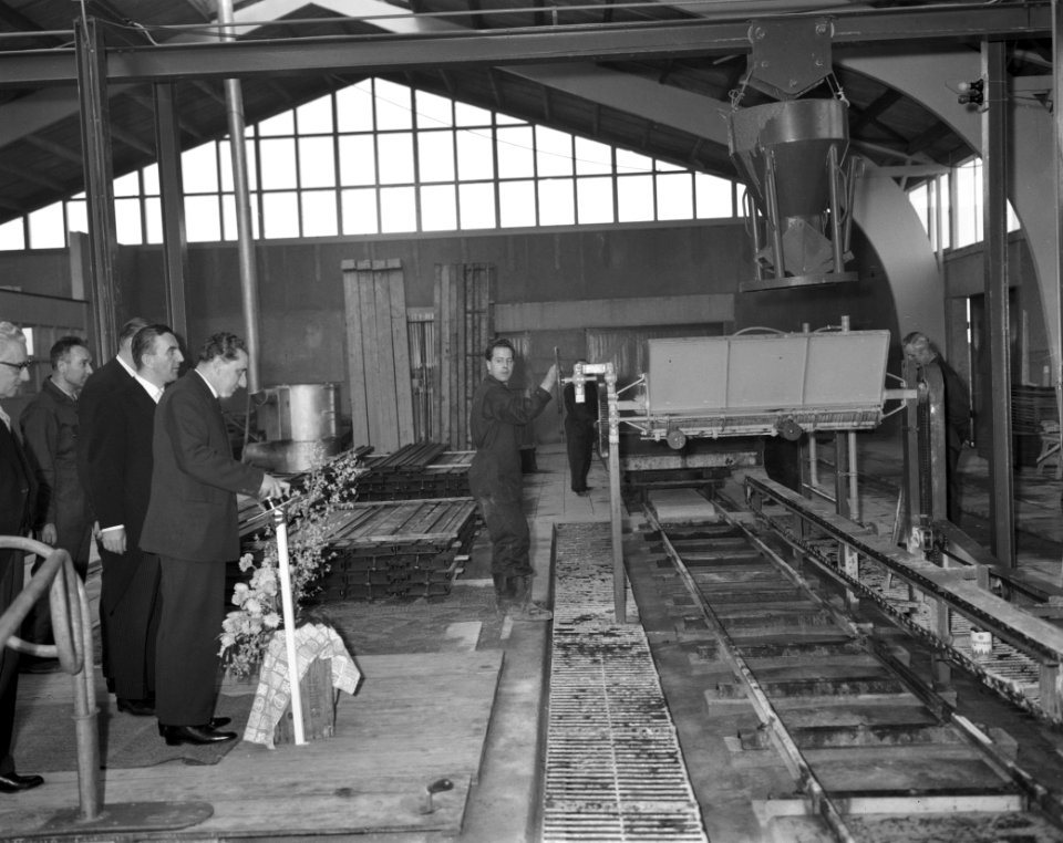 Minister Van Aartsen opent nieuwe fabriek aan Hemweg, Bestanddeelnr 913-4022