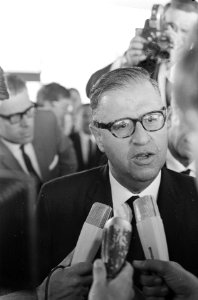 Minister van Buitenlandse Zaken van Israël Abba Eban (kop) even op Schiphol, wor, Bestanddeelnr 920-3882
