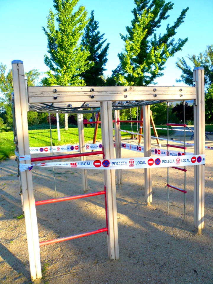 Miranda de Ebro - Calle Río Ebro (parque infantil precintado por cuarentena COVID-19)