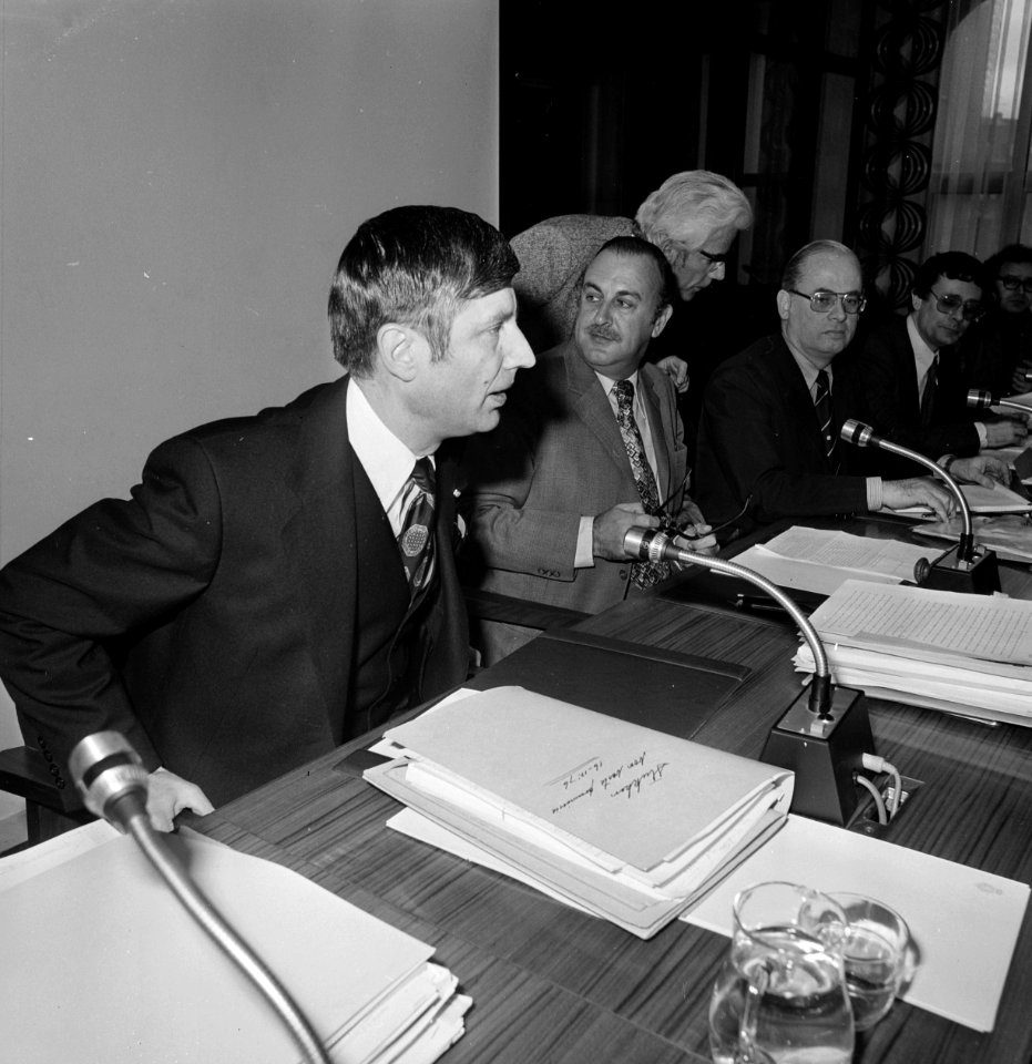 Minister Van Agt spreekt met Vaste Kamercommissie van Justitie over Rapport Wia, Bestanddeelnr 928-9409