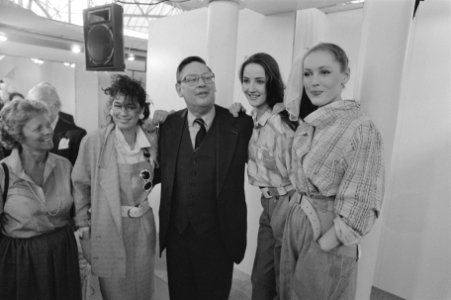 Minister Van Aardenne bezoekt in Amsterdam de modebeurs MODAM minister Van Aard, Bestanddeelnr 933-2475