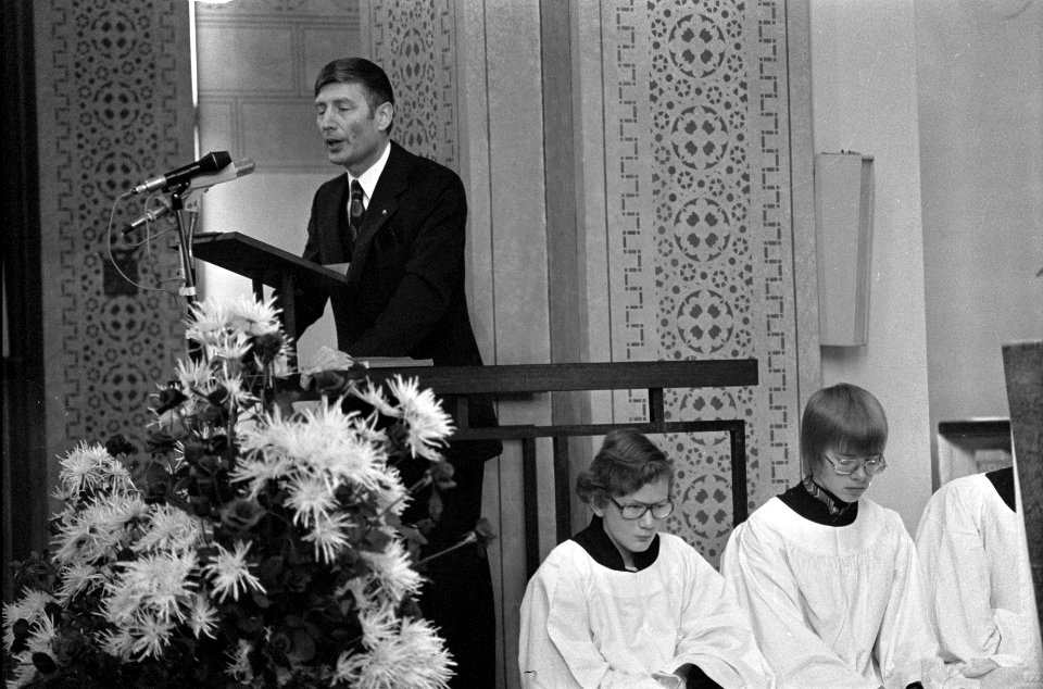 Minister Van Agt op de kansel in Zoetermeer, Bestanddeelnr 928-8623