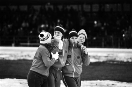 Nationale kampioenschappen schaatsen te Assen Joke van Rijssel wordt huilend na, Bestanddeelnr 928-9708