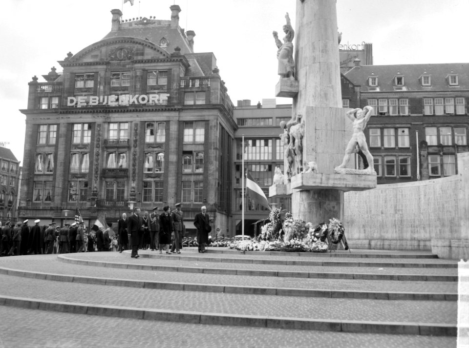 Nationale Herdenking gevallenen op de Dam bij het Nationaal Monument. Koningin J, Bestanddeelnr 915-1183