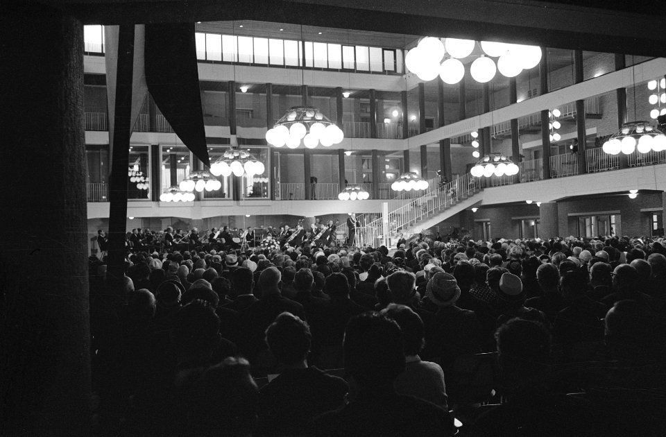Minister van Binnenlandse Zaken mr Toxopeus opende nieuw stadhuis te Hengelo O, Bestanddeelnr 915-4962